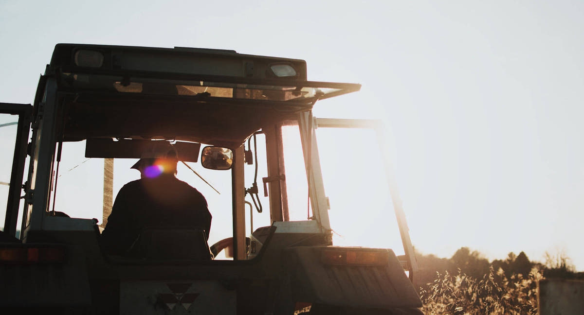 H_G-farmer-dricing-tractor